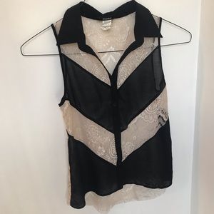 NWOT Toska Lace Chevron Sleeveless Blouse- S